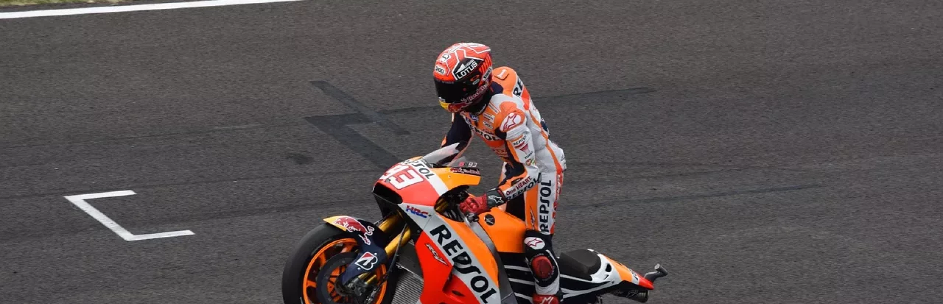 <p>Po kilku trudnych sezonach pełnych wyzwań i poszukiwania formy, Honda w MotoGP wreszcie powróciła na podium. Dzięki odświeżonemu podejściu do rozwoju motocykla, wprowadzeniu nowoczesnych technologii oraz bliższej współpracy z zawodnikami, zespół odzyskał konkurencyjność, której brakowało w ostatnich latach.</p>  

<p>W sezonie 2025 inżynierowie Hondy zaprezentowali zupełnie nową konstrukcję RC213V, z ulepszonym silnikiem i poprawioną stabilnością w zakrętach. Efekty pojawiły się niemal natychmiast — zawodnicy Hondy zaczęli ponownie walczyć w czołówce, a ich tempo dorównywało najlepszym w stawce. Po serii udanych występów, długo oczekiwane podium stało się rzeczywistością, przywracając fanom marki nadzieję i dumę.</p>  

<p>Ogromny wpływ na sukces miały także zmiany w aerodynamice i balansie motocykla, które pozwoliły kierowcom w pełni wykorzystać potencjał maszyny. Lepsza trakcja, większa stabilność przy hamowaniu i skuteczniejsze przyspieszenie dały Hondzie przewagę w kluczowych momentach rywalizacji. To właśnie te ulepszenia sprawiły, że zespół ponownie stał się liczącą się siłą w królewskiej klasie motocykli wyścigowych.</p>  

<p>Powrót Hondy na podium to symbol determinacji, pracy zespołowej i nieustannej wiary w sukces. Aby uczcić ten wyjątkowy moment, producent zapowiedział specjalne wydarzenia dla fanów, podczas których zaprezentowane zostaną kulisy odbudowy zespołu. Dla kibiców MotoGP to jasny sygnał — Honda znów jest w grze i zamierza walczyć o najwyższe cele w nadchodzących rundach mistrzostw świata.</p>