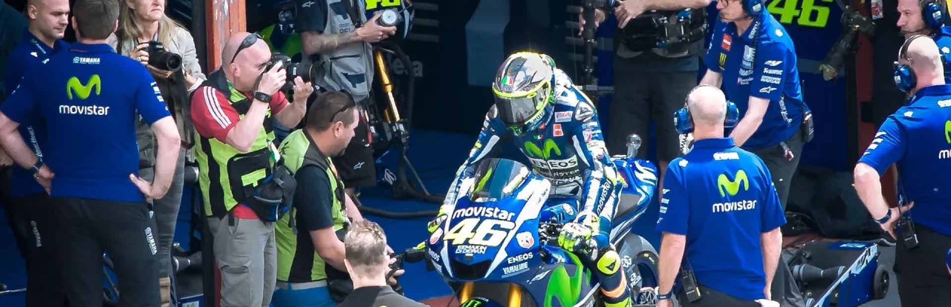 <p>Oczekiwana produkcja o jednym z najbardziej złożonych i kontrowersyjnych bohaterów współczesnych czasów, Rossim, wreszcie zagościła na ekranach kin. Ten film to nie tylko biografia, ale także głęboka analiza postaci, która wywołuje emocje i skłania do refleksji nad wpływem, jaki miał na dzisiejszą rzeczywistość.</p>

<p>Reżyser, który jest znany z dotychczasowych, niebanalnych projektów, stworzył dzieło, które łączy dramat, elementy thrillera i wątek emocjonalny. W rolę Rossiego wcielił się utalentowany aktor, który z powodzeniem oddaje złożoność tej postaci oraz jej wewnętrzne konflikty. Przez cały seans widzowie będą mieli okazję śledzić nie tylko zawirowania życiowe bohatera, ale także jego trudną walkę z otaczającym go światem.</p>

<p>Film otrzymał pozytywne recenzje od krytyków, którzy chwalą zarówno grę aktorską, jak i reżyserię. Warto zauważyć, że ścieżka dźwiękowa, skomponowana przez uznanego muzyka, stanowi doskonałe dopełnienie wizualnej narracji, potęgując emocje i napięcie w kluczowych momentach filmu.</p>

<p>Nie przegap tej wyjątkowej produkcji! Film o Rossim jest już dostępny w kinach w całym kraju. To nie tylko historia jednego człowieka, ale także głos pokolenia, które z determinacją dąży do zmiany.</p>