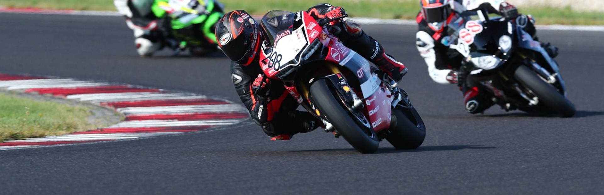 <p>Emocjonujący weekend w Barcelonie dostarczył kibicom MotoGP niezapomnianych wrażeń. Zacięta walka o zwycięstwo na torze Circuit de Barcelona-Catalunya była pełna zwrotów akcji, odważnych manewrów i sportowej rywalizacji na najwyższym poziomie. Ten wyścig już teraz określany jest mianem jednego z najbardziej spektakularnych w tym sezonie.</p>  

<p>Od samego startu zawodnicy nie dawali sobie chwili wytchnienia. Liderzy stawki wymieniali się pozycjami niemal co okrążenie, a napięcie rosło z każdą minutą. W końcowej fazie wyścigu losy zwycięstwa ważyły się do ostatniego zakrętu – ostatecznie triumf przypadł zawodnikowi, który wykazał się nie tylko szybkością, ale i żelaznymi nerwami. Walka o podium była równie zacięta, a różnice czasowe między czołową trójką wyniosły zaledwie ułamki sekund.</p>  

<p>Kibice na trybunach oraz przed ekranami nie mogli oderwać wzroku od rywalizacji. Eksperci chwalą zawodników za widowiskową jazdę, podkreślając, że wyścig w Barcelonie pokazał prawdziwe oblicze MotoGP – połączenie techniki, odwagi i pasji. Reżyser transmisji wyścigu doskonale oddał atmosferę wydarzenia, a dynamiczne ujęcia oraz komentarz tworzyły niezapomniane sportowe widowisko.</p>  

<p>To wydarzenie zapisze się w historii jako jedno z najbardziej emocjonujących w ostatnich latach. Zacięta walka w Barcelonie przypomniała wszystkim, dlaczego MotoGP to królewska kategoria wyścigów motocyklowych – tu liczy się każda sekunda, każdy manewr i każda decyzja. Sezon trwa, a jeśli kolejne wyścigi dostarczą choć połowę takich emocji, czeka nas naprawdę niezapomniany rok.</p>